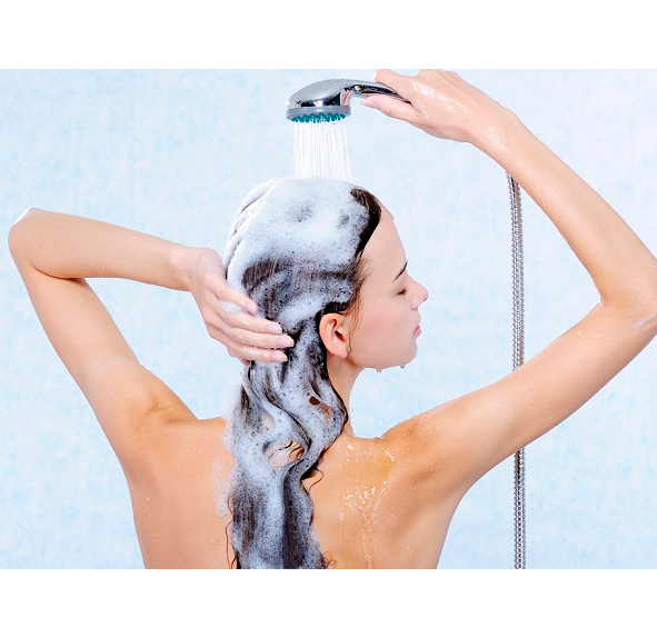 Чотири хитрощі правильного миття голови